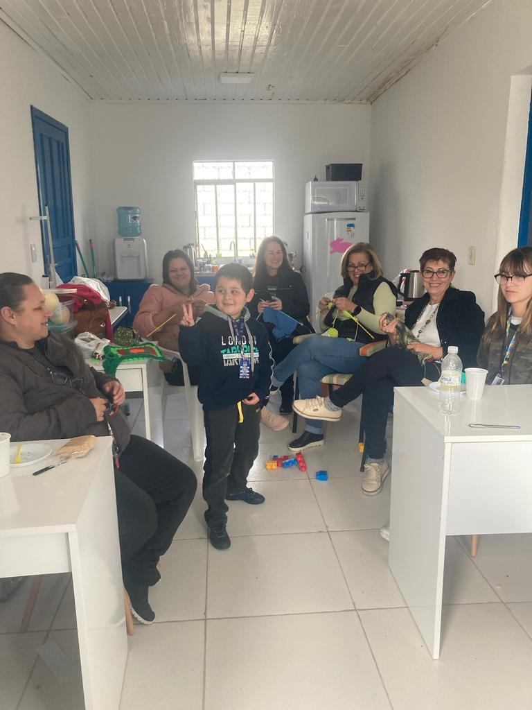 menino pequeno em um parque de diversões feliz