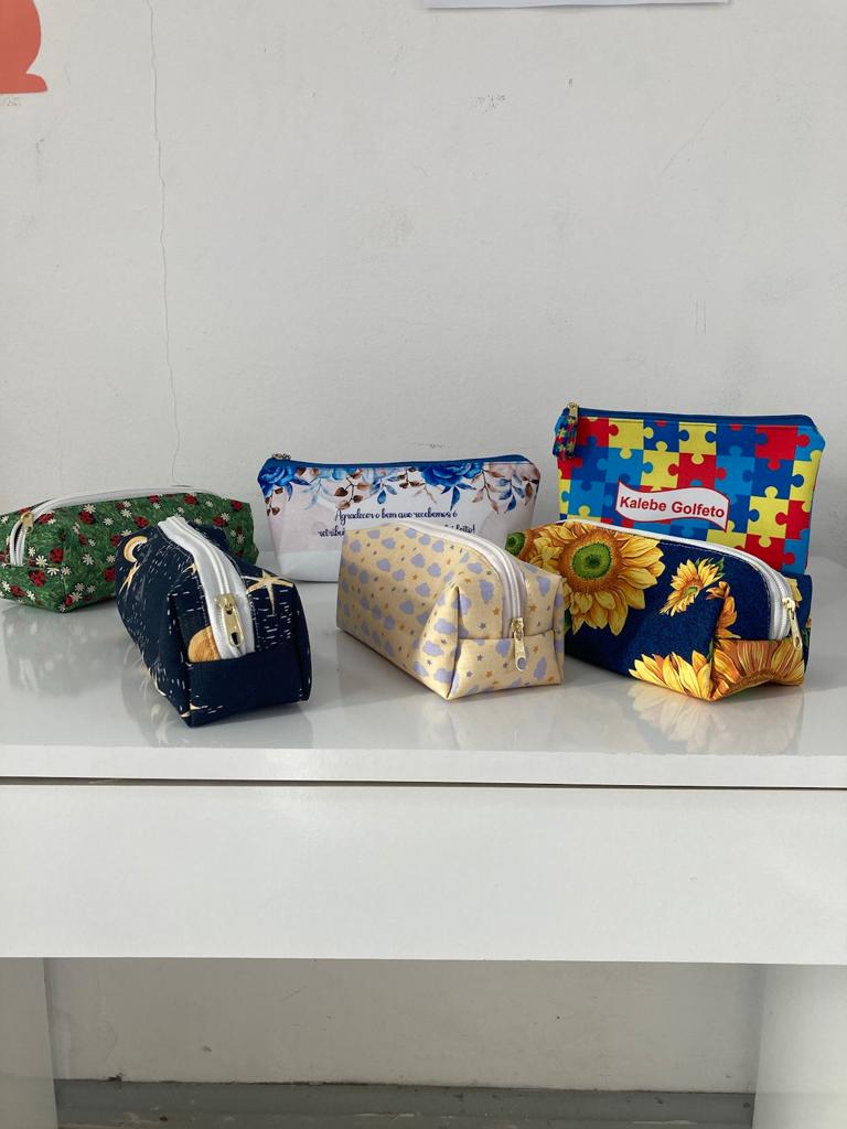 mãe e filho agachados tirando uma foto