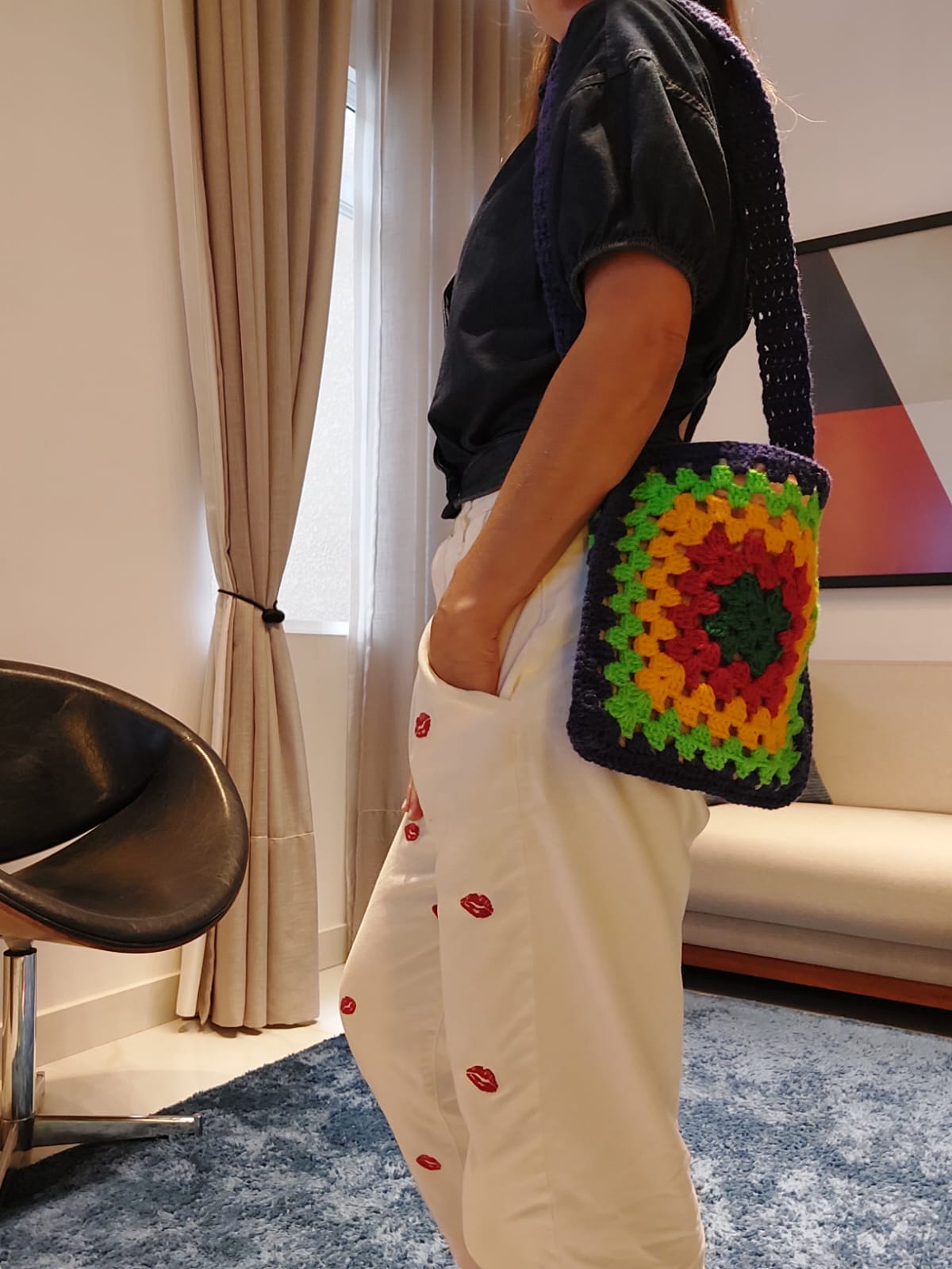 membros da ong organizando doações para as crianças