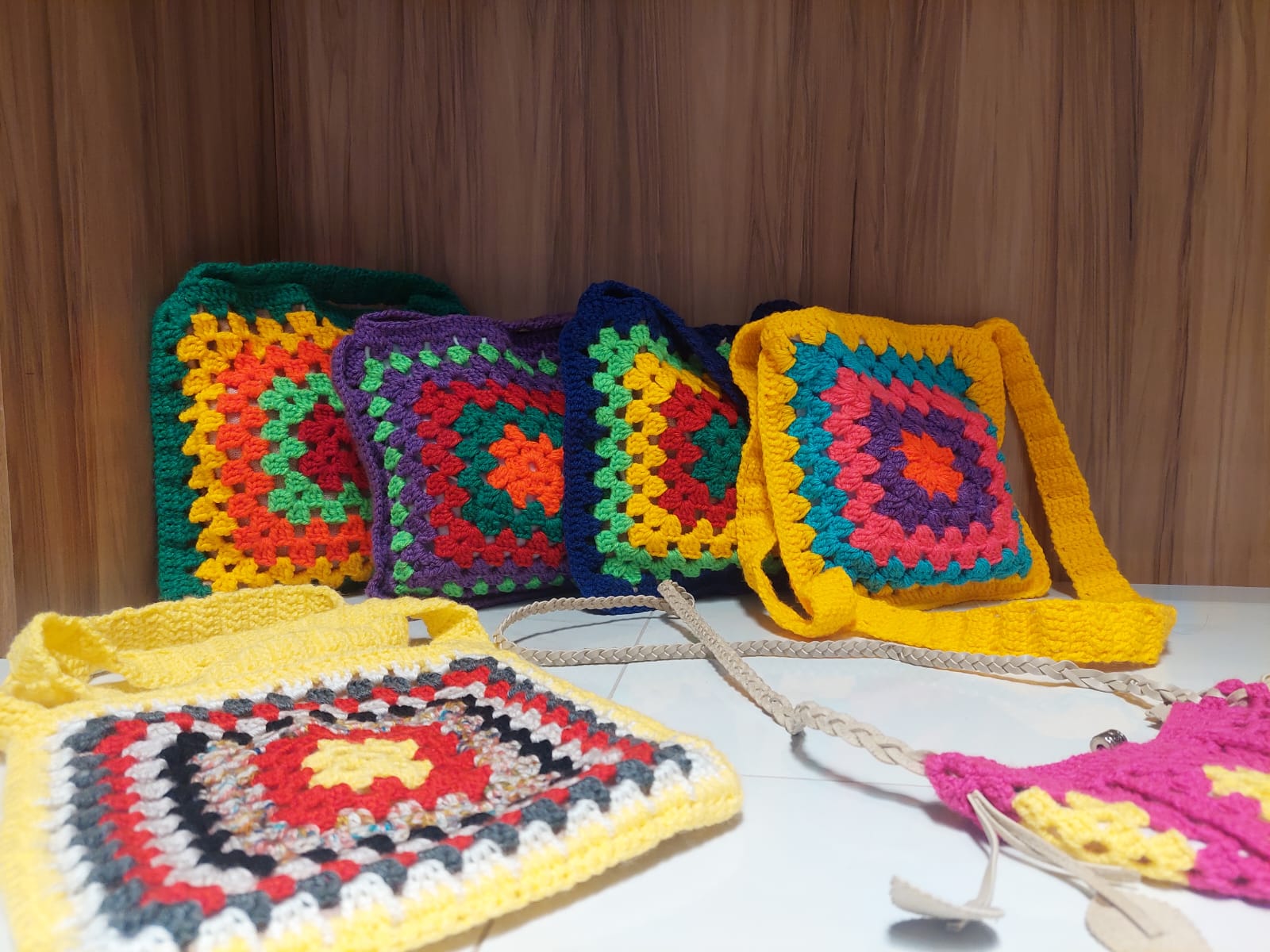 membros da ong organizando doações para as crianças 2