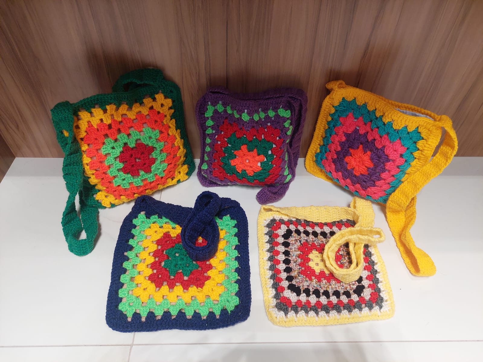 menino pequeno em um parque de diversões feliz