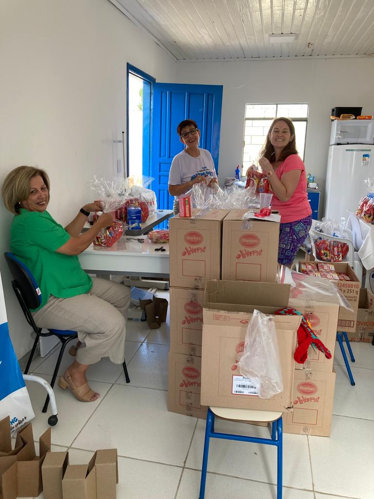 membros da ong durante uma palestra