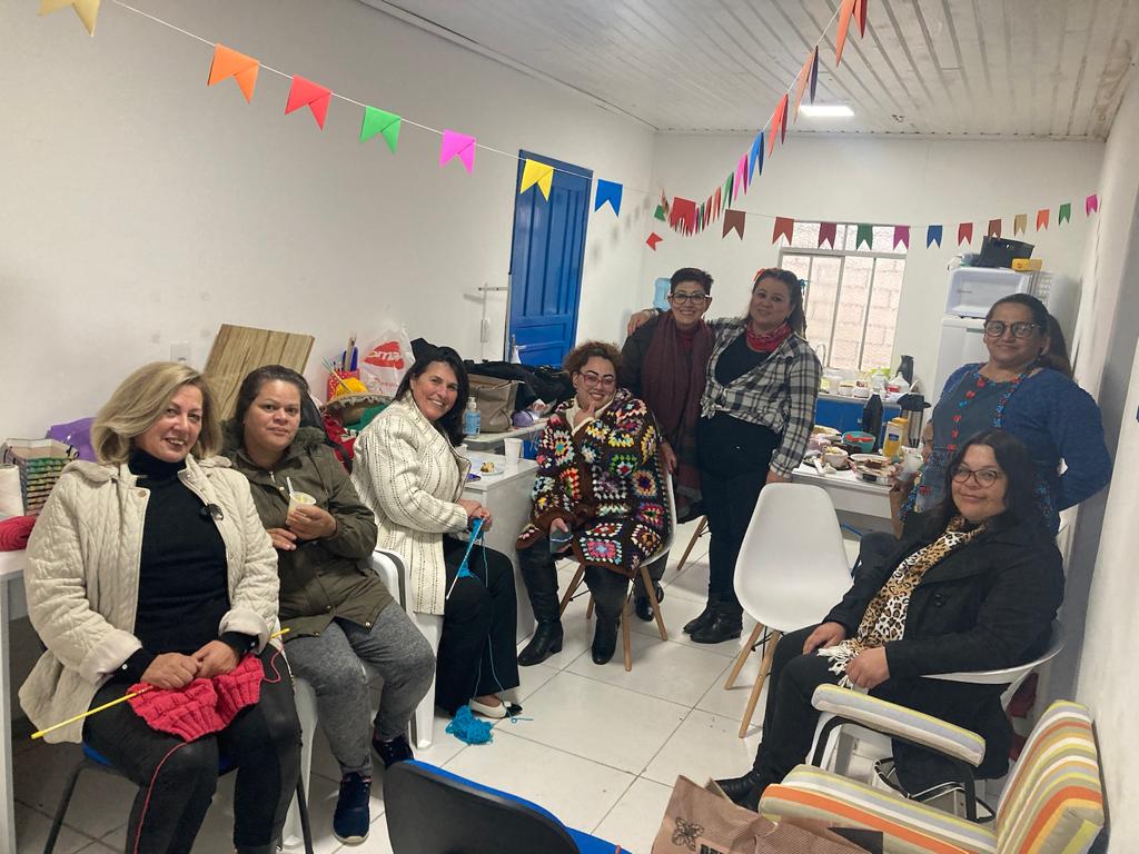 mãe e filho agachados tirando uma foto