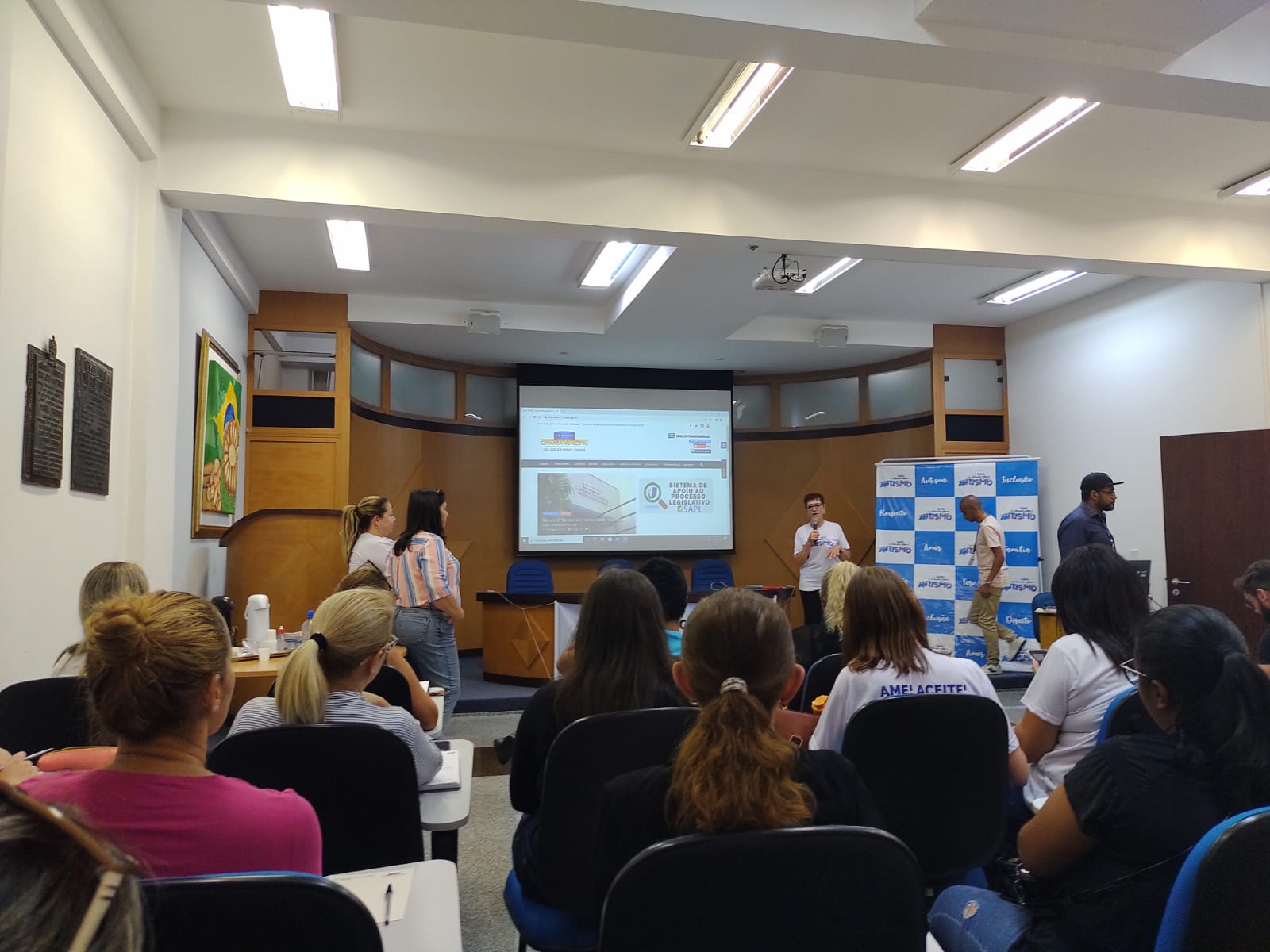 imagem com os membros da ong e membros do grupo Volkswagen reunidos